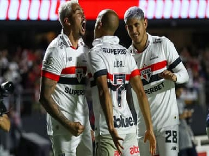 Com gol no fim, So Paulo vence o Athletico e cola no G4 do Brasileiro