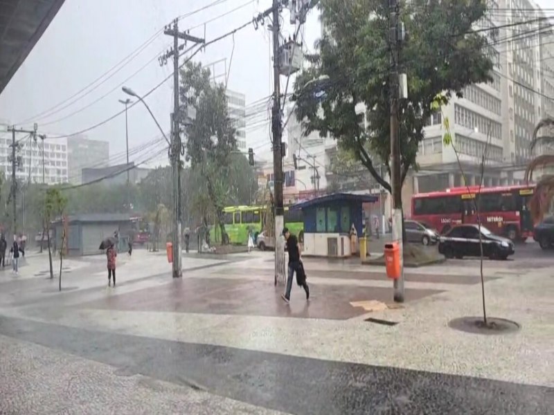 Chuva no Rio de Janeiro deixa escolas e postos de sade sem energia