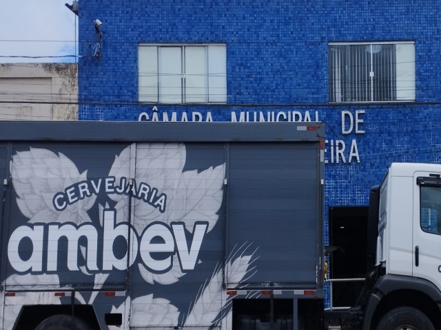 Carro de cervejaria  estaciona de maneira irregular em frente a Casa Legislativa de Conceio da Feira - Ba