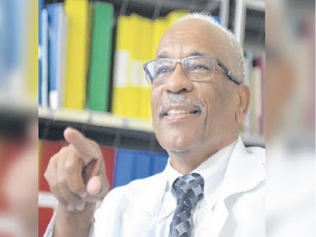 Professor  o primeiro negro eleito diretor da Faculdade de Medicina da UFBA