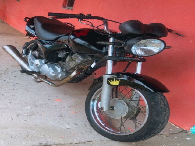 Motocicleta é furtada, próximo ao Posto Jacaré, na noite desse domingo (28), em São Gonçalo dos Campos - Ba