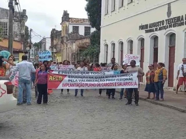 Cachoeira: professores da rede municipal protestam contra a prefeitura pedindo o cumprimento do plano de cargos e salrios