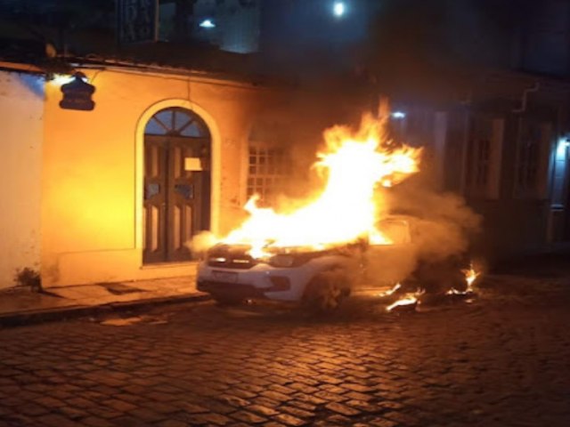 Ao ser estacionado em cima de fogueira, carro pega fogo em Cachoeira