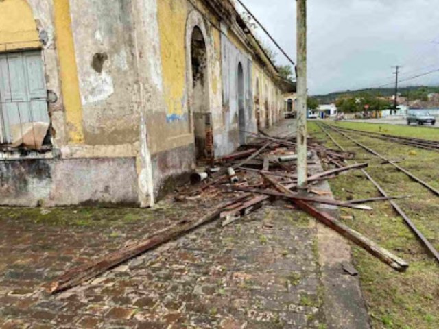 Parte do telhado da Estação Ferroviária de São Félix desabou