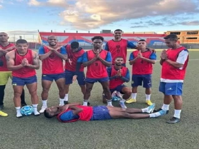 Atletas do Nacional - AM, adversrio do Bahia de Feira - Ba,  simulam velrio antes de jogo com time de atacante morto; entenda