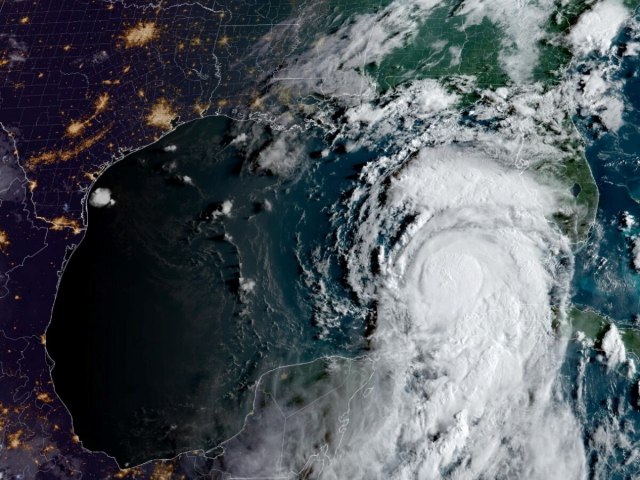 Idalia vira furacão e avança em direção à Flórida