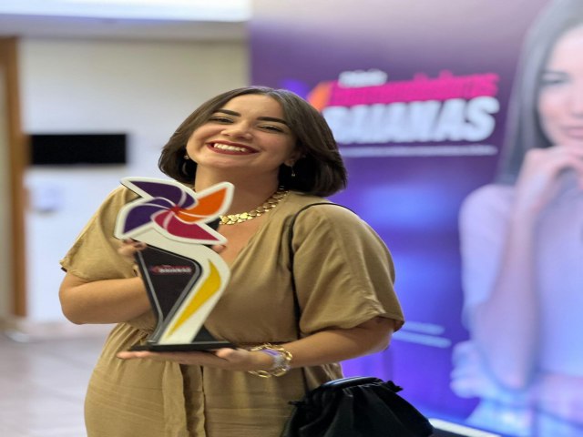 Arielle Sousa, jovem empreendedora conceioense, sob aplausos recebe prmio em Salvador