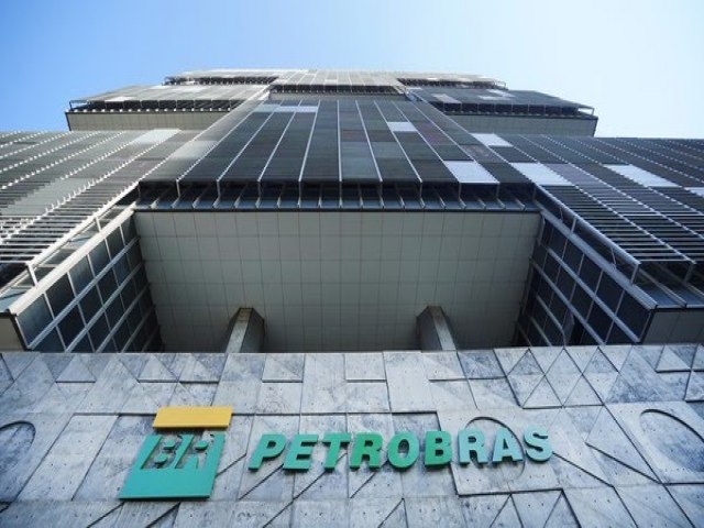 Petrobras anuncia redução de R$ 0,12 na gasolina e aumento de R$ 0,25 no diesel