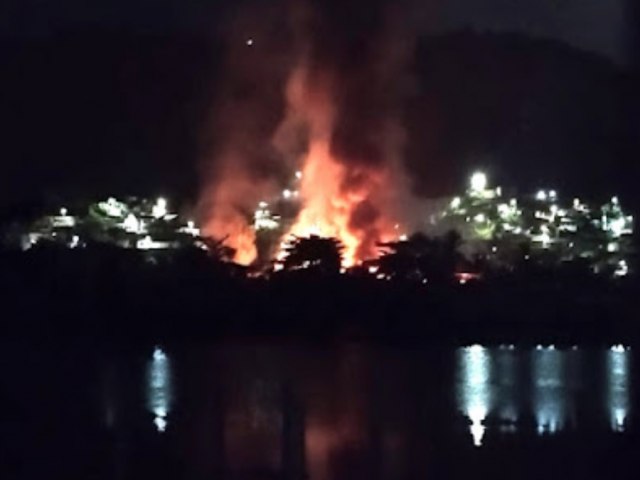 Incêndio atinge depósito de material de construção em São Félix-Ba