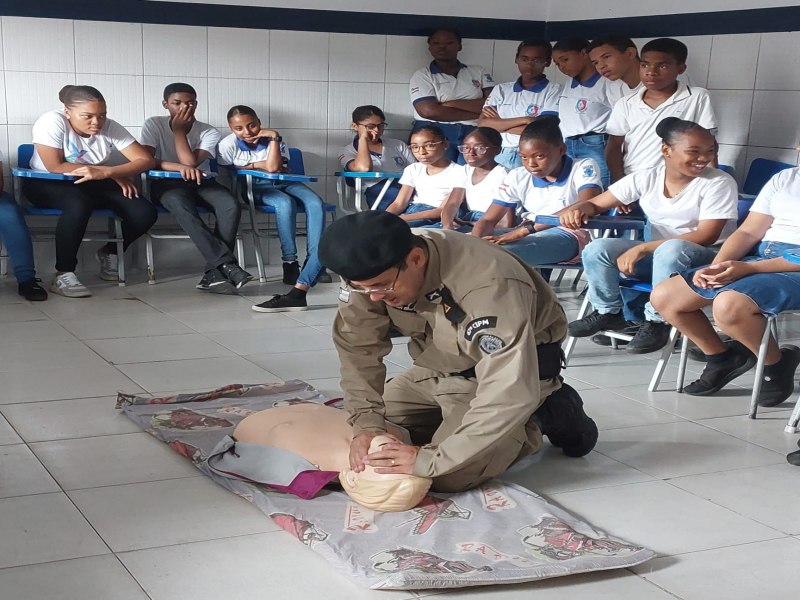 67 CIPM ministra oficina de primeiros socorros na Escola Vivaldo Bittencourt Mascarenhas