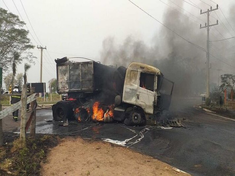 Identificados mortos aps coliso e exploso de carretas na BR-060