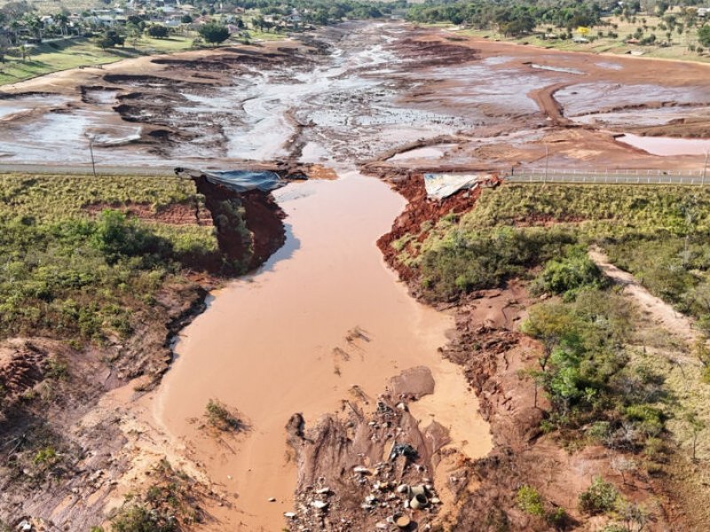 Justia bloqueia R$ 35 mi de responsveis pelo rompimento de barragem