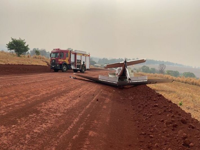 Avio de pequeno porte cai na pista de pouso em Paraso das guas