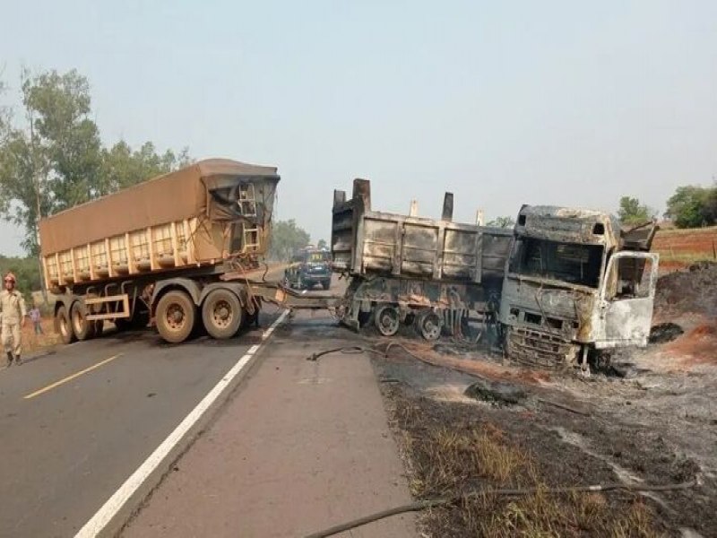 Para evitar coliso fatal, motorista sai da pista e carreta pega fogo