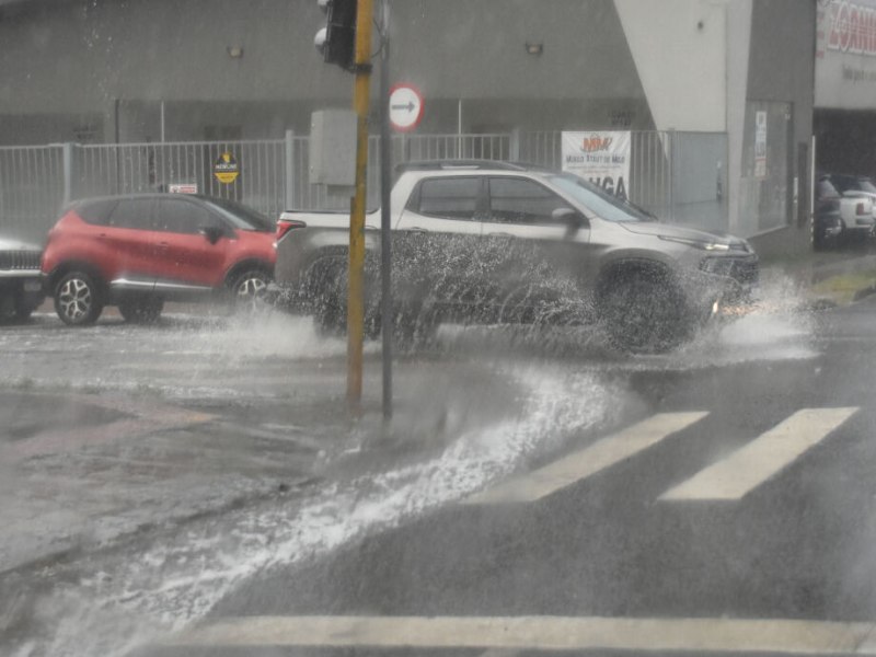 Chuva cai com espuma branca em Campo Grande; Entenda o fenmeno