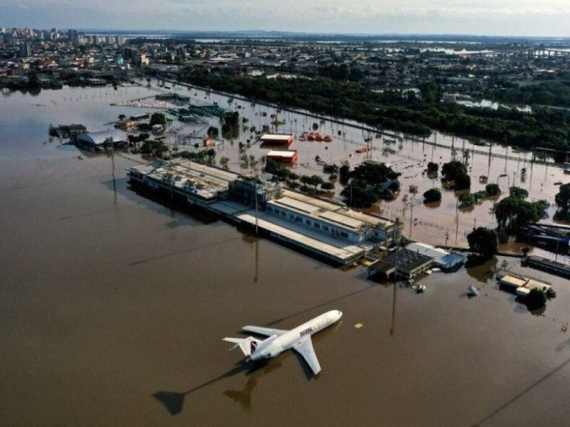 Aps enchentes, aeroporto de Porto Alegre reabre nesta segunda no RS