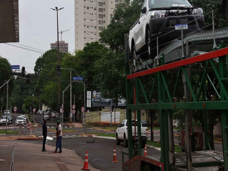 Com casos de caminhes arrastando fios de energia, entenda regras de trfego e fiscalizao em Campo Grande