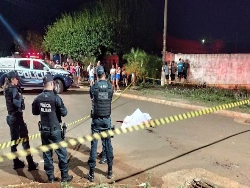 Homem  assassinado a facadas aps ser levado  fora de casa em MS