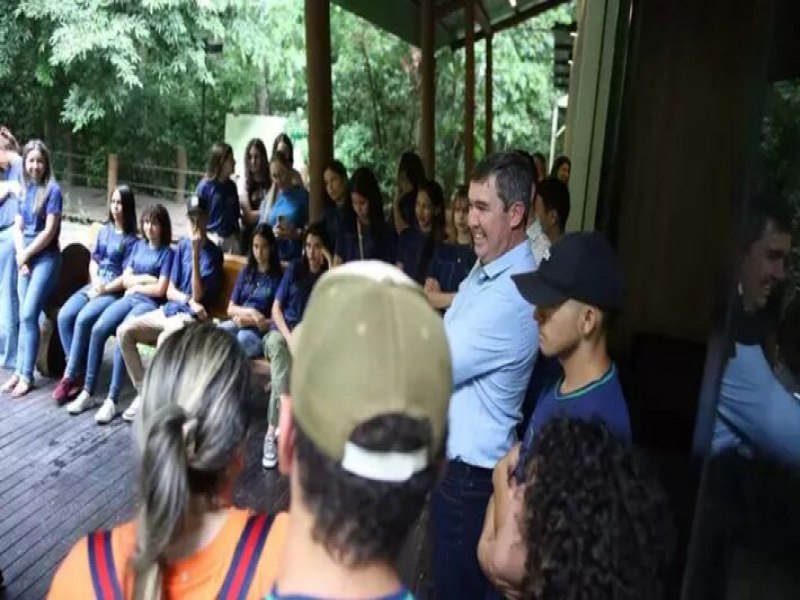 No Parque dos Poderes, Riedel recebe estudantes de Paranhos para aulo sobre poltica