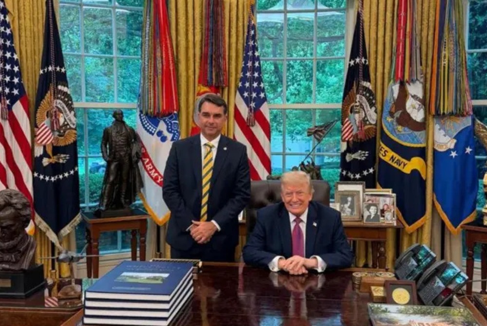 Ainda n�o est� claro se interven��es de Trump v�o ajudar ou atrapalhar Fl�vio Bolsonaro, diz New York Times