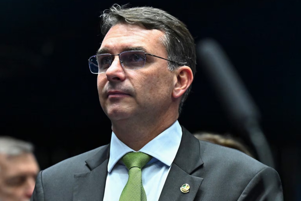 Flávio Bolsonaro chega aos Estados Unidos para audiência sobre tarifas Flávio Bolsonaro chega aos Estados Unidos para audiência sobre tarifas