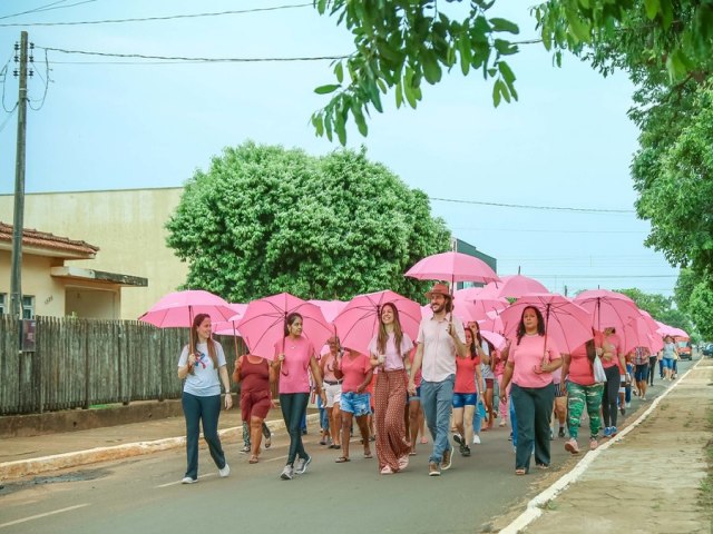 Mobilização se destaca com guarda-chuvas e finaliza Outubro Rosa em Batayporã