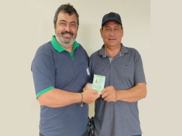 Aos 64 anos, idoso de Aral Moreira recebe sua primeira carteira de habilitação
