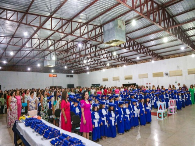 Famílias lotam salão e celebram formatura de mais de 165 alunos da Educação Infantil