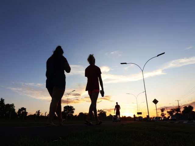 Tempo quente e seco encerram a semana com domingo de sol e poucas nuvens