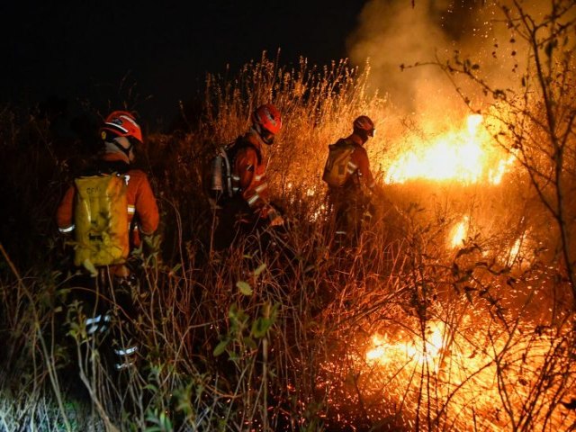 Aps pedido do Governo de MS, aeronaves e Fora Nacional vo reforar combate aos incndios no Pantanal