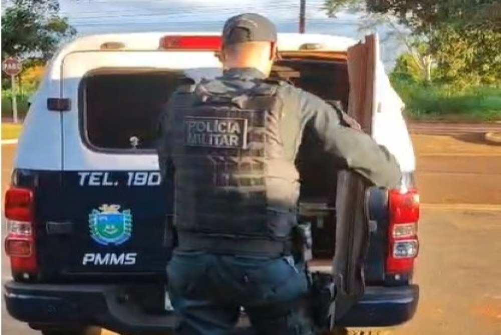 Pol�cia Militar conduz homem � Delegacia ap�s tumulto durante Cavalgada de Ang�lica