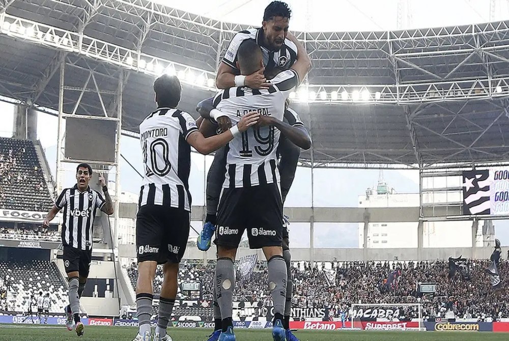 Botafogo vence Corinthians pelo Brasileir�o com tr�s de Arthur Cabral