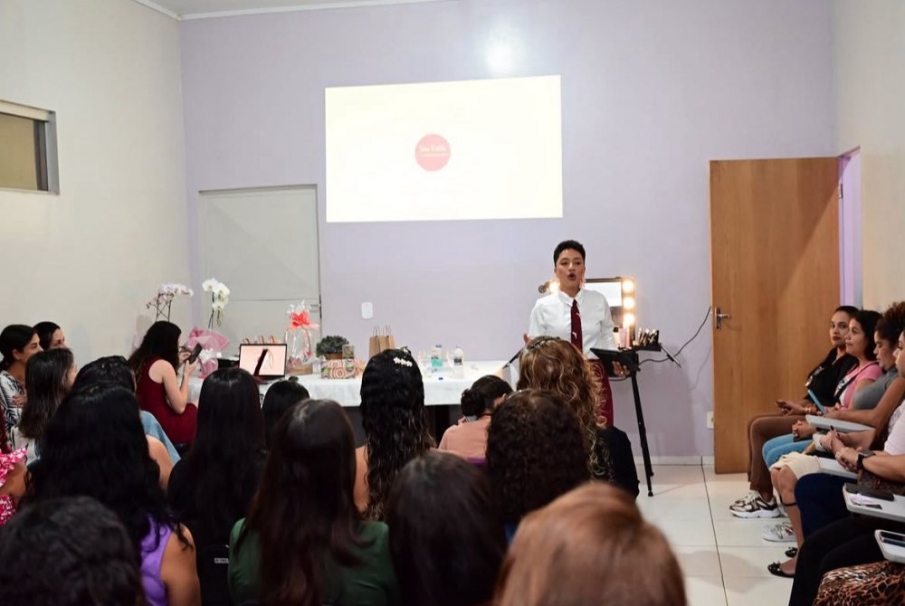  Curso ''Ess�ncia em Cores'' re�ne dezenas de mulheres em evento de valoriza��o feminina em Ivinhema