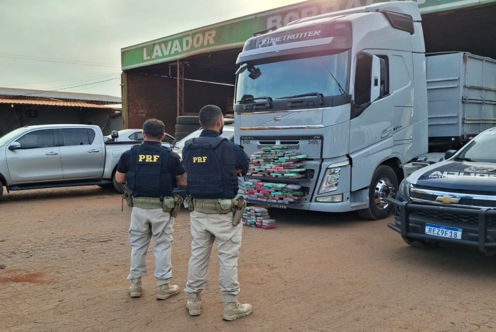 PRF e PM apreendem mais de 120 pacotes de coca�na em fundo falso de pneus em Bataypor�