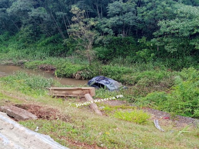 VECULO SAI DA PISTA E CAI DENTRO DE RIO EM TIBAGI