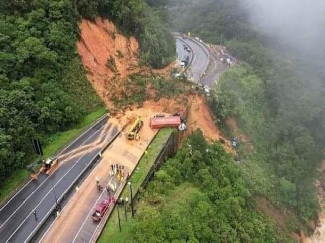 EQUIPES ESPECIALIZADAS ATUAM NO RESGATE DE VTIMAS DO DESLIZAMENTO NA BR-376