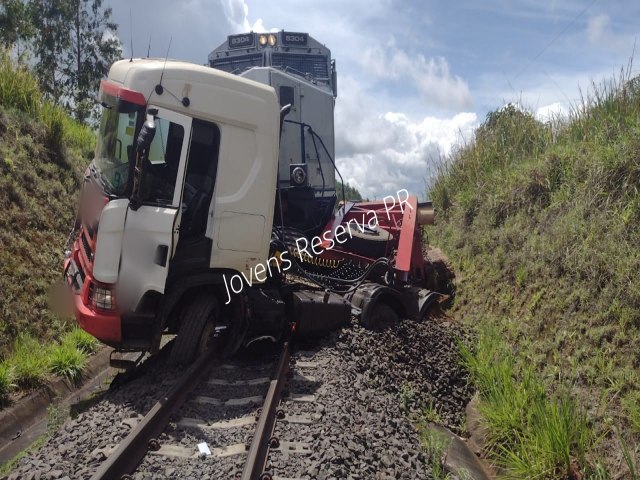 CARRETA CARREGADA FOI ATINGIDA POR TREM NO MUNICPIO DE ORTIGUEIRA 