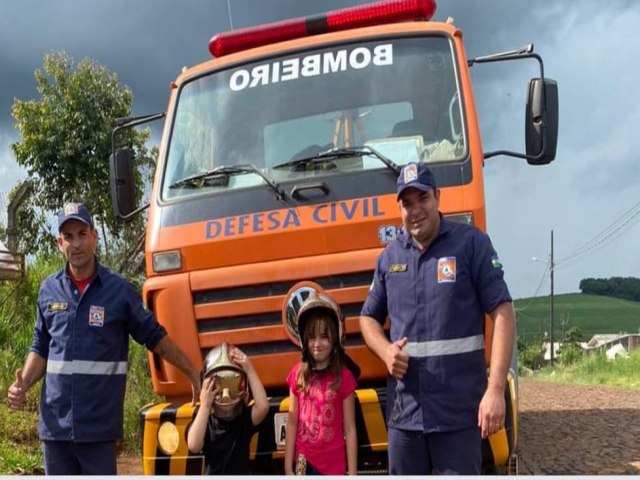 BOMBEIROS DE MANOEL RIBAS FAZEM SURPRESA NO ANIVERSRIO DE MENINA