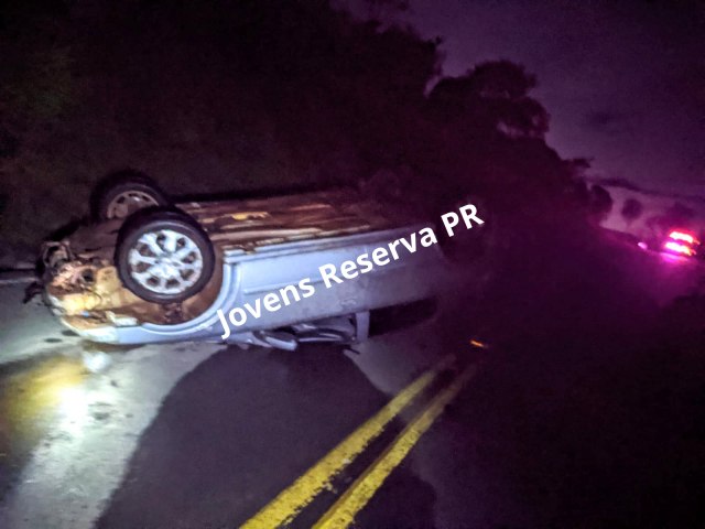 EM RESERVA, MOTORISTA PERDE O CONTROLE E CAPOTA VECULO NA RODOVIA PR-239