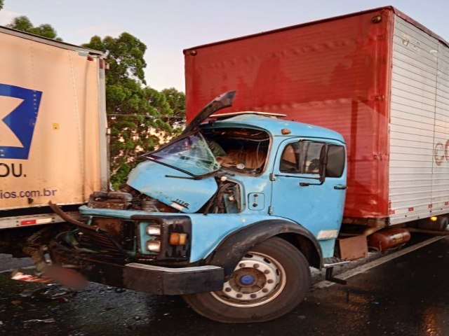 ACIDENTE ENTRE TRS CAMINHES E UM CARRO INTERDITA BR-376 EM PONTA GROSSA 