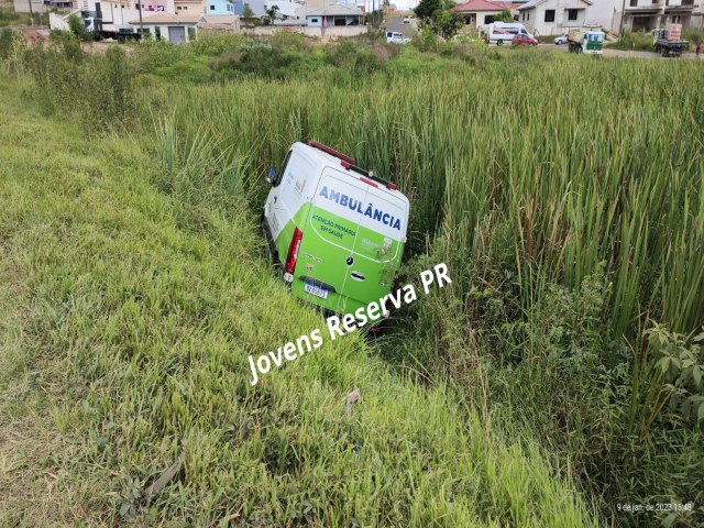 PR 441 TEM TRNSITO DESVIADO APS AMBULNCIA CAIR NO LAGO EM RESERVA