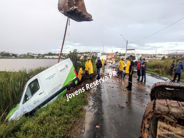 VEJA O MOMENTO EM QUE AMBULNCIA  RETIRADA DO LAGO DO JARDIM AMRICA  EM RESERVA