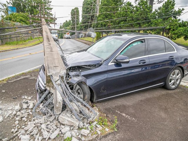 BATIDAS DE CARROS DANIFICAM 9 POSTES POR DIA NO PARAN NO ANO PASSADO, A COPEL SUBSTITUIU 3.225 ESTRUTURAS DEVIDO AOS ACIDENTES DE TRNSITO