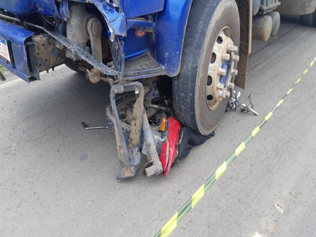 MOTOCICLISTA PERDE A VIDA APS COLIDIR FRONTALMENTE CONTRA UM CAMINHO NA RODOVIA BR 373 