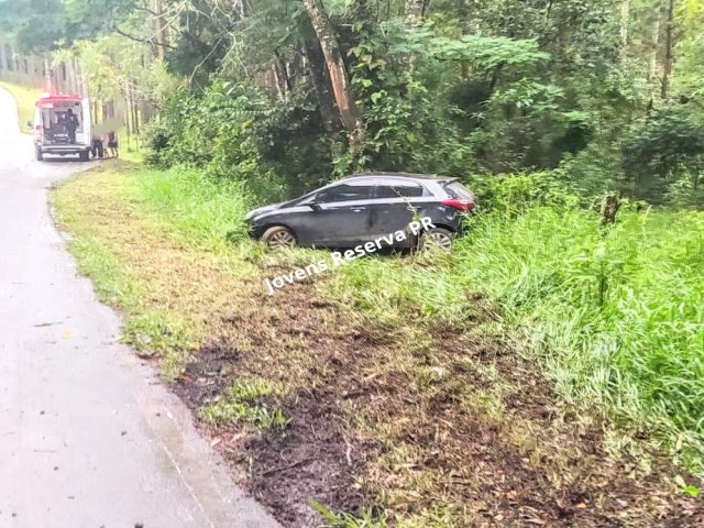 VECULO SAI DA PISTA E COLIDE CONTRA RVORE NA RODOVIA PR-239 EM RESERVA 