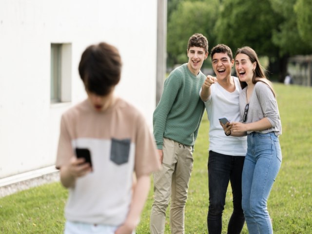 MDICO DIZ QUE ADOLESCENTES DE 13 ANOS AINDA SO JOVENS DEMAIS PARA USAR AS REDES SOCIAIS