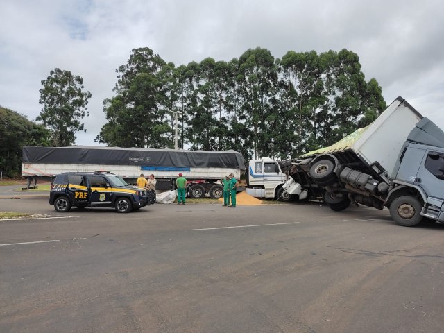 PRF ATENDE COLISO ENTRE CAMINHES NA BR 373, EM IPIRANGA/PR