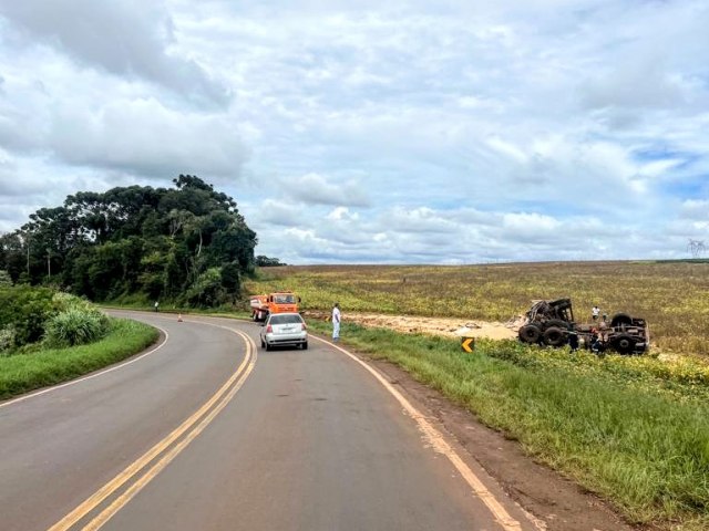 EM MANOEL RIBAS CAMINHONEIRO PERDE A VIDA EM ACIDENTE 