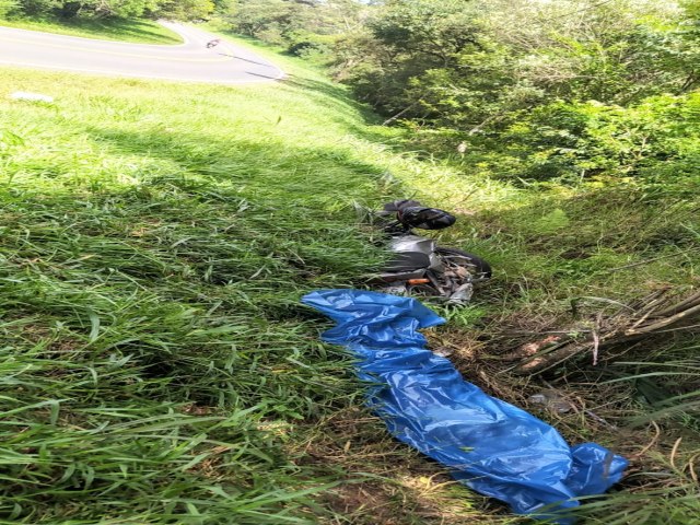 MOTOCICLISTA PERDE A VIDA APS COLIDIR CONTRA RVORE EM IVA (PR)