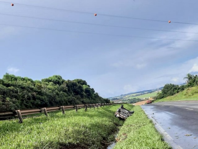 VECULO CAPOTA NA PRC 373 E DEIXA TRS FERIDOS EM PONTA GROSSA